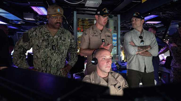 USA:s försvarsminister Pete Hegseth  sida vid sida med amiral Alvin Holsey och två andra marinsoldater ombord på ett krigsfartyg.