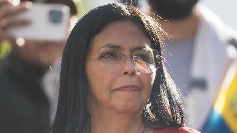 Venezuelas vicepresident Delcy Rodriguez klädd i en röd t-skjorta med en text som uttrycker stöd för president Nicólas Maduro.