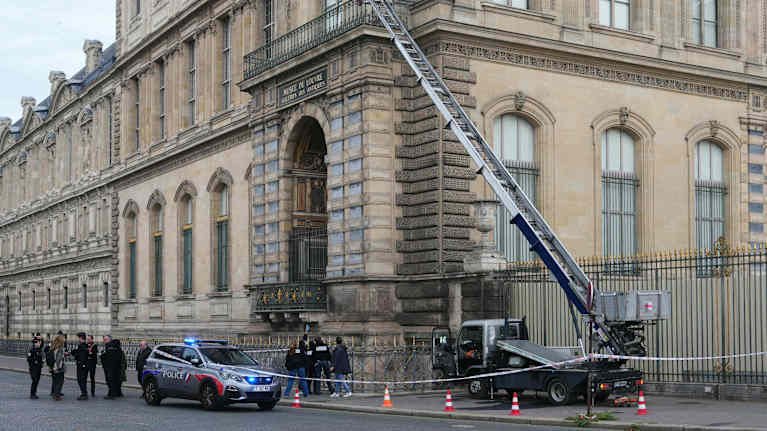 Bild som visar en lyftkran utanför konstmuseet Louvren i Paris.