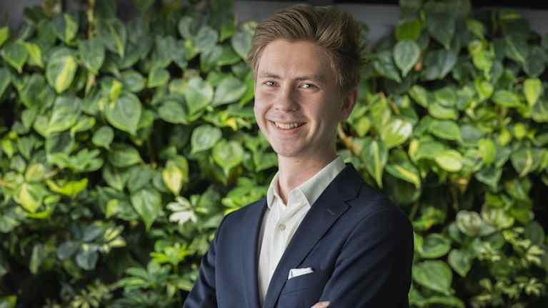 Dan Cederlöf står framför en bakgrund av grön vegetation.