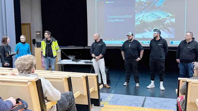 Flera personer står framför en samling studerande och berättar om sin information.