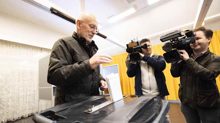 Frans Timmermans röstar i nederländska parlamentsvalet.