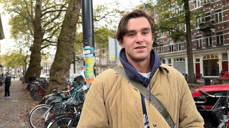 Aron står utanför Anmsterdams universitet.