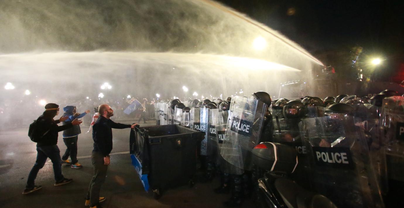 Demonstranter försökte storma presidentpalatset