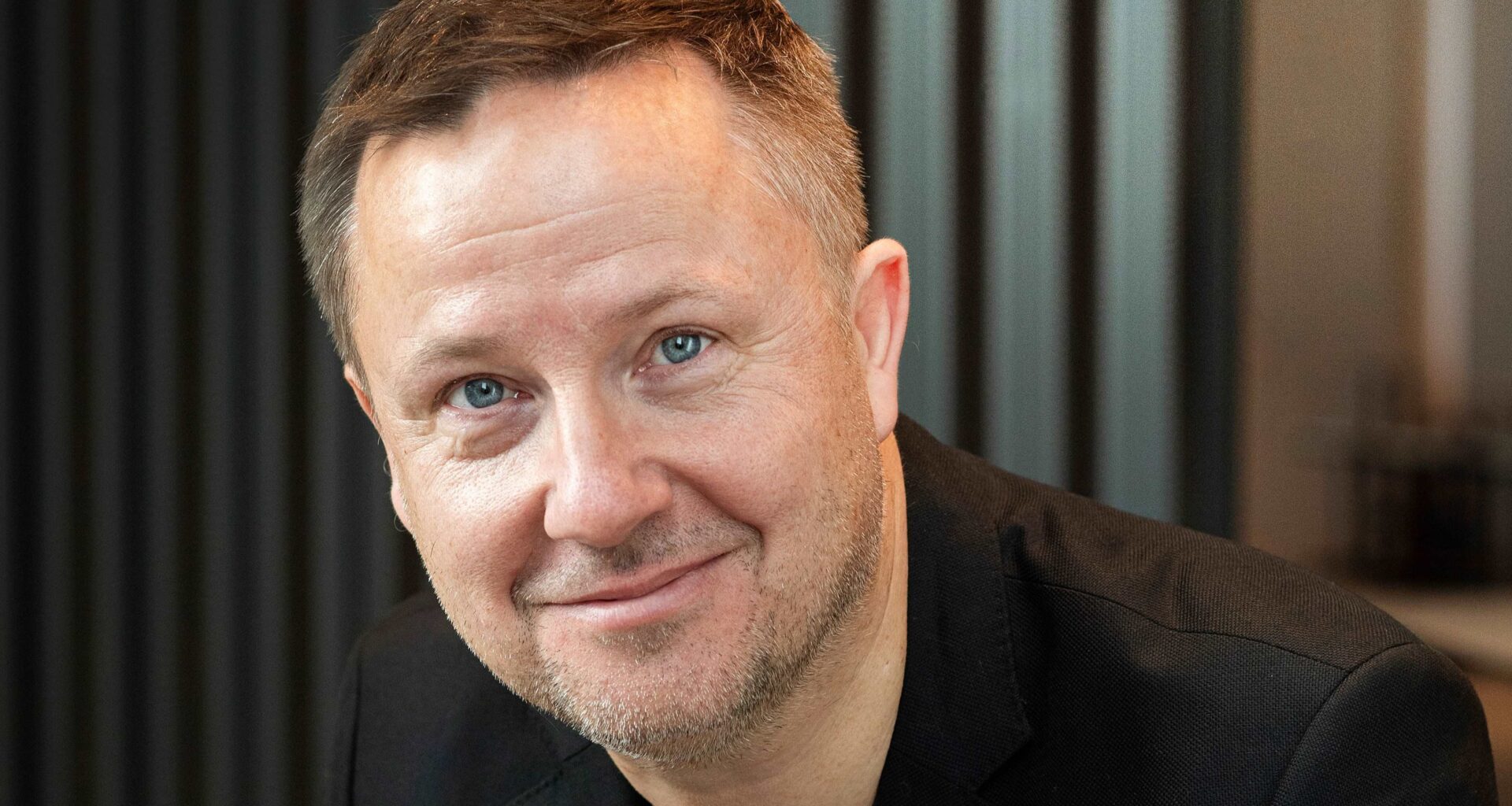 Porträttbild på man i svart kavaj.