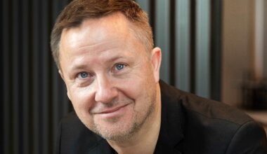 Porträttbild på man i svart kavaj.