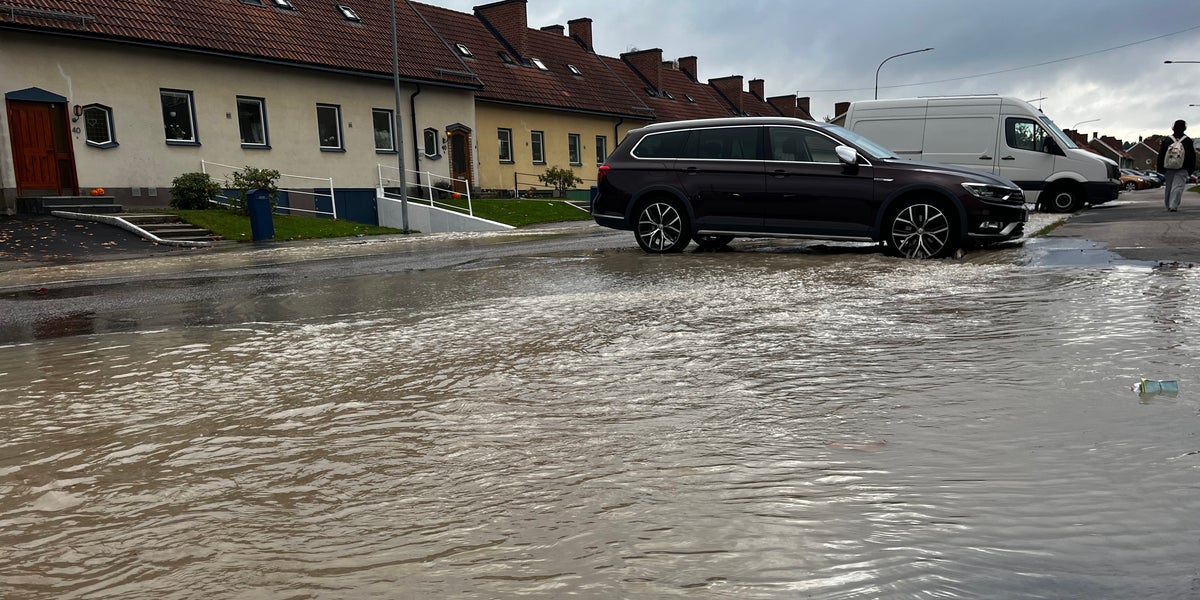 LIVE: Vattnet forsade in i husen – nådde upp till garagetaket - NT
