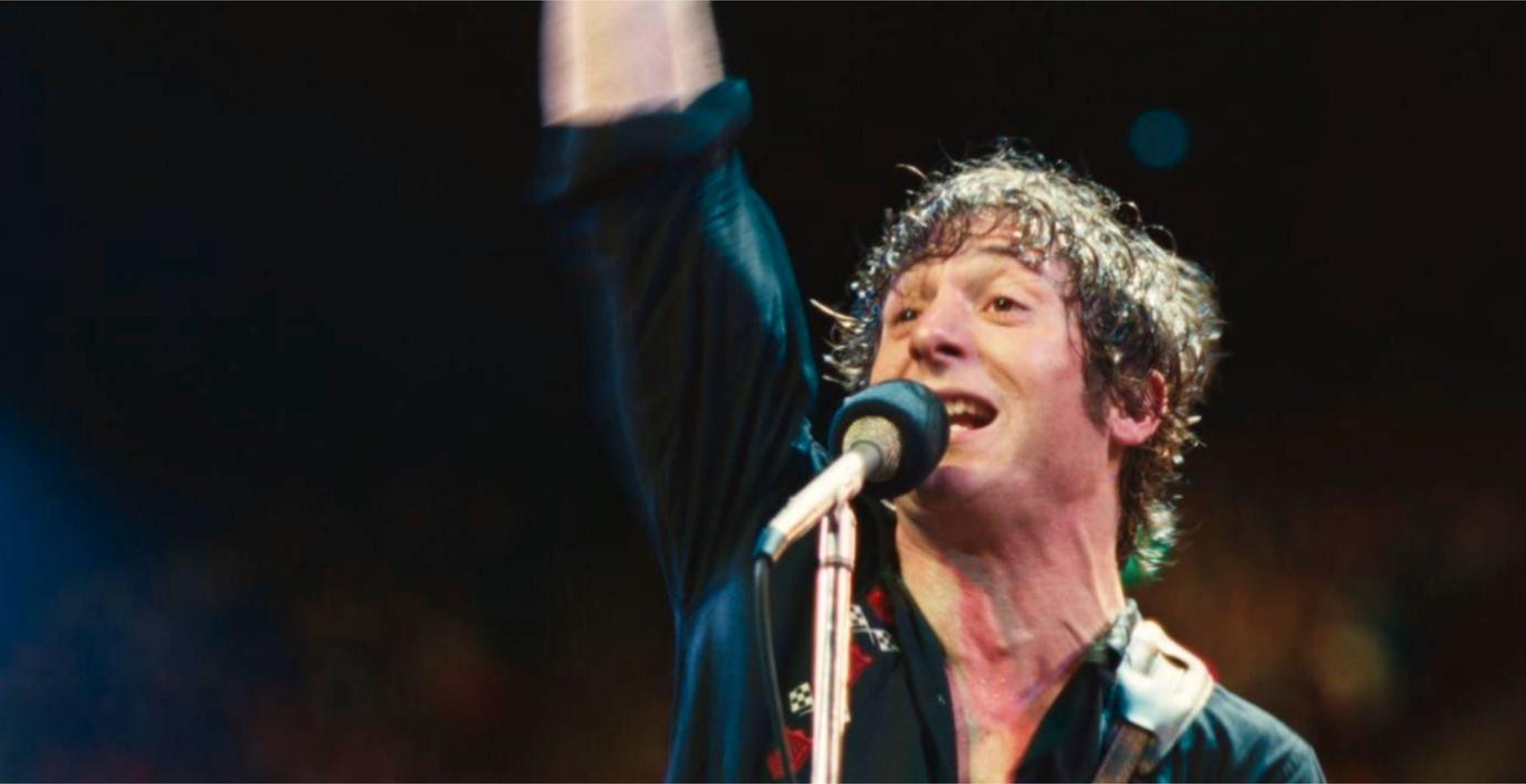 Jeremy Allen White hyllas som dyster Springsteen