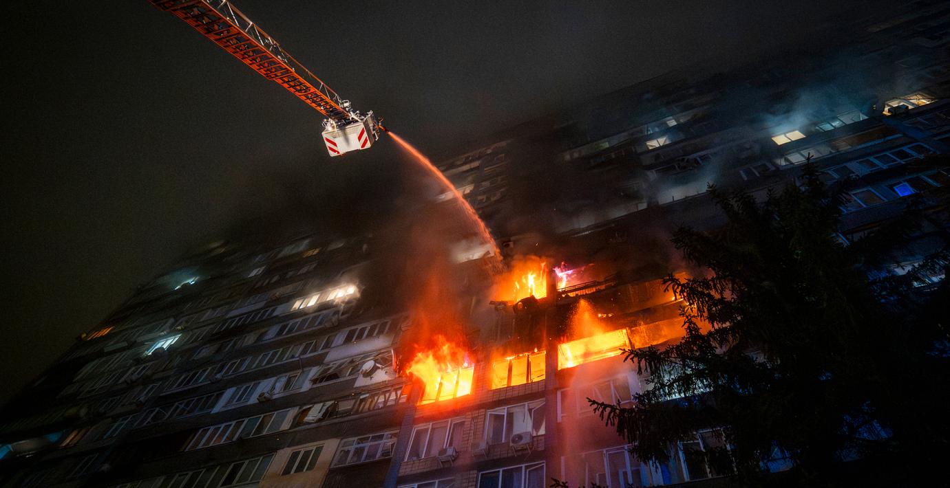 Flera skadade i attack mot Kyiv – byggnader brinner