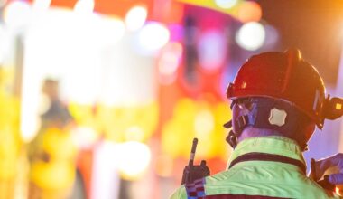 Ung man död efter brand i bostadshus i Vällingby