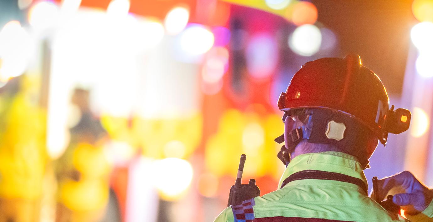 Ung man död efter brand i bostadshus i Vällingby