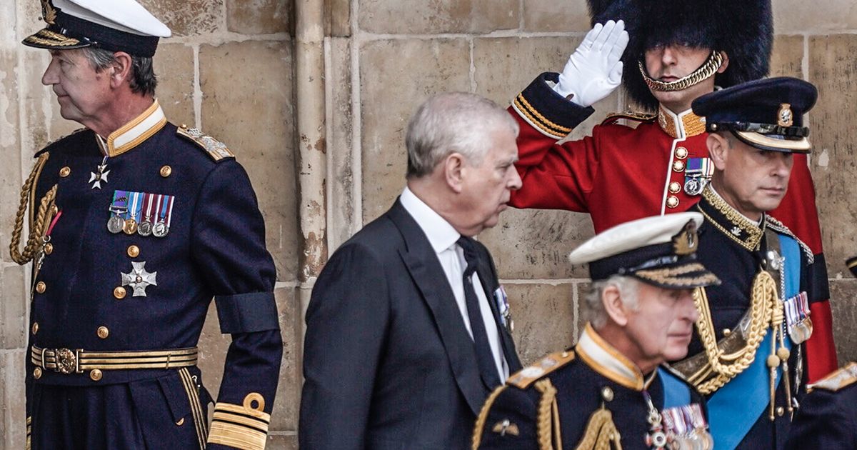 Prins Andrew avsäger sig sina kungliga titlar