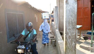 Få mopeder färdiga i Ghana – ska rädda Sveriges klimatmål