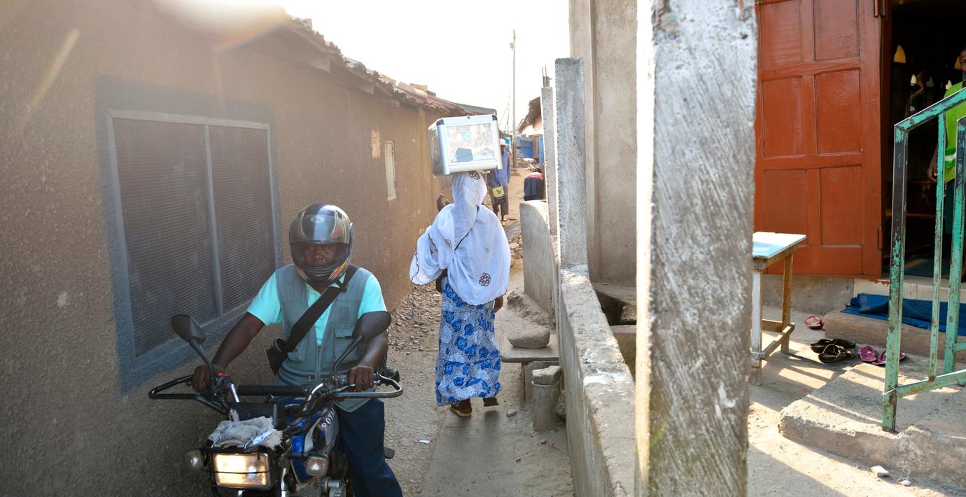 Få mopeder färdiga i Ghana – ska rädda Sveriges klimatmål