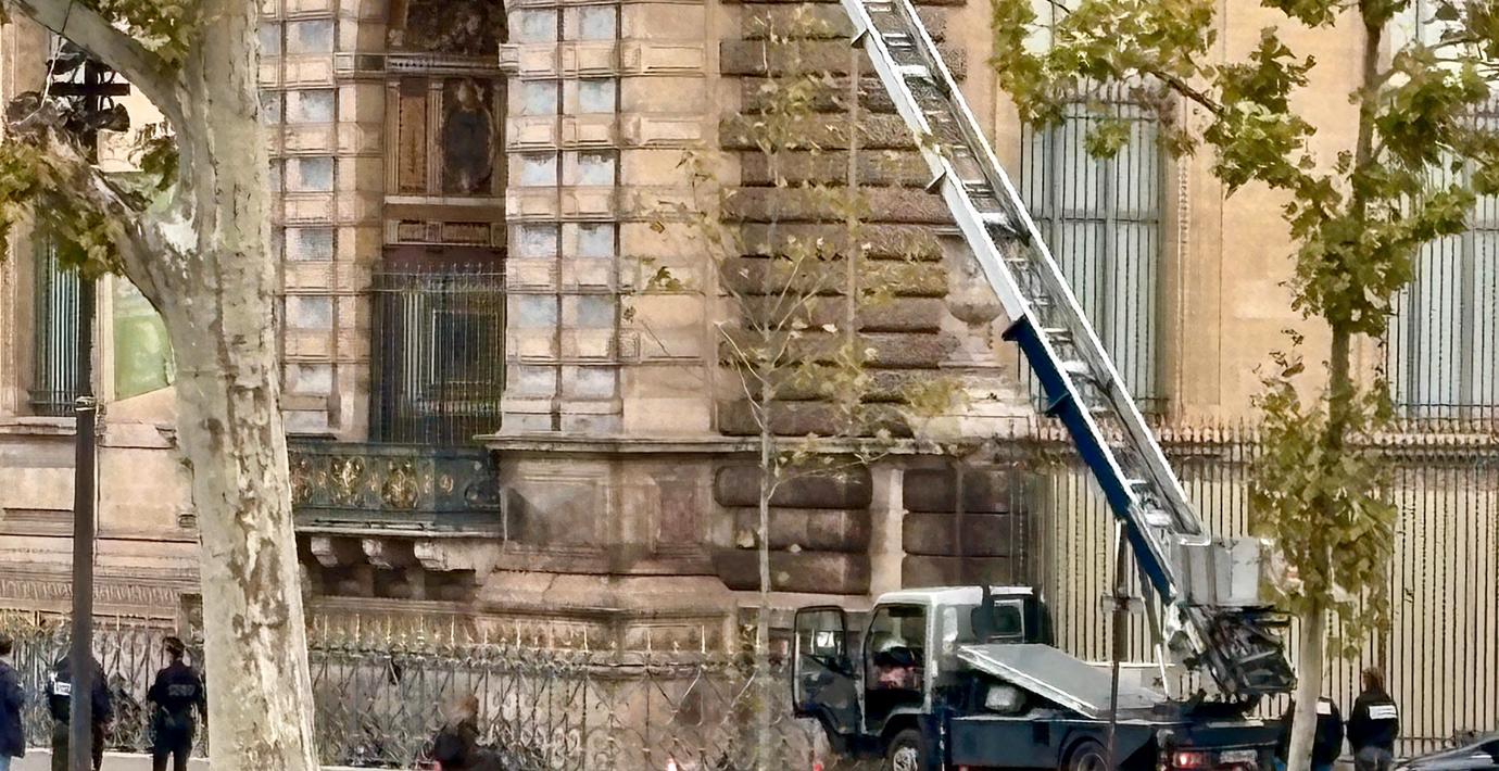 Fem personer gripna för juvelkuppen på Louvren