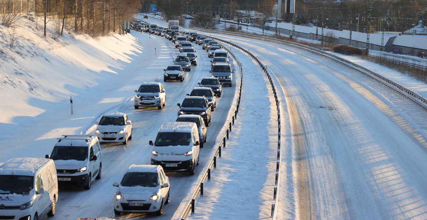 Snö på ingång: ”Dags att sätta på vinterdäcken” - Omni