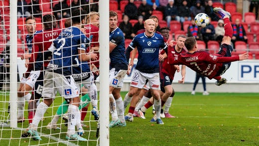 Anssi Suhonen gör 1–0 mot Halmstad med en cykelspark.