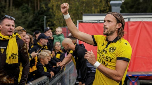 Tom Pettersson firar med Mjällbyklacken efter bortasegern mot Degerfors den 13 september.