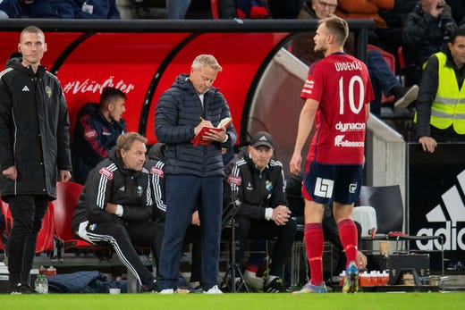 Roberth Björknesjö med den anteckningsbok som ständigt följer med honom.