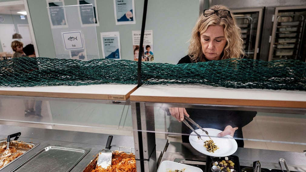 Therese Petersson, enhetschef Måltid Nordost Göteborg, hoppas att de på sikt ska kunna ändra barnens skepsis till sjömat.