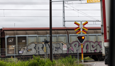 Varför öppnas inte bommarna mellan tågen? – Nerikes Allehanda