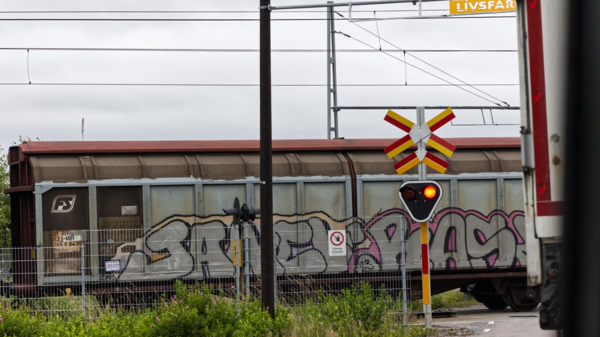 Varför öppnas inte bommarna mellan tågen? – Nerikes Allehanda