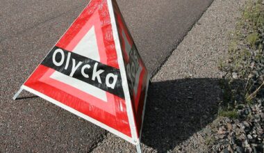 Två allvarligt skadade efter krock med skoltaxi i Umeå