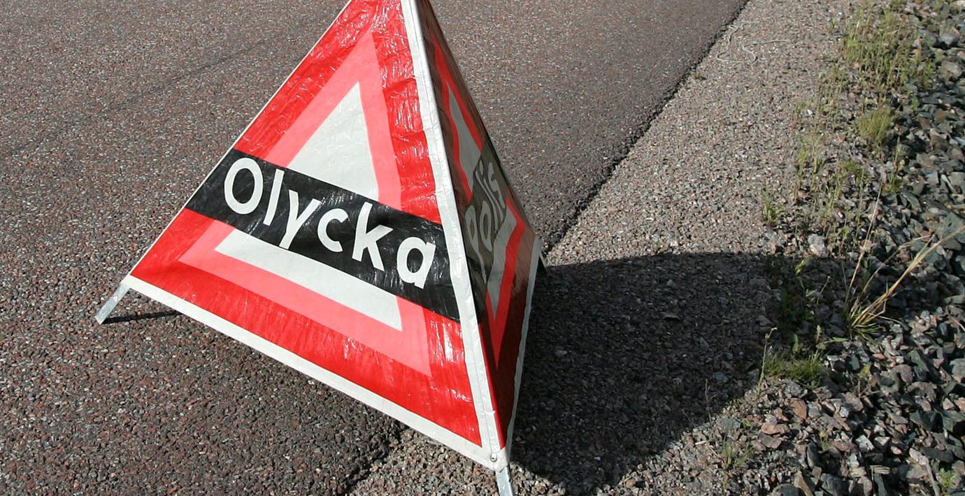 Två allvarligt skadade efter krock med skoltaxi i Umeå