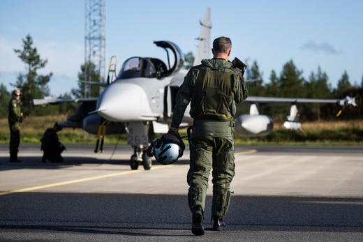 En pilot på väg till ett Jas 39 Gripen på F21 i Luleå förra hösten. Nu deltar svenska Jasplan i Natos kärnvapenövning Steadfast Noon.