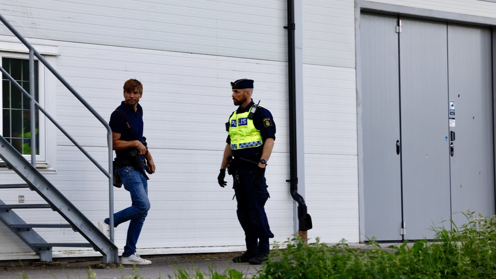Polisen på plats efter mordet vid moskén. Åklagaren har beskrivit mordet som en avrättning.