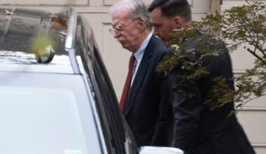 Trumps förre rådgivare väntas överlämna sig
