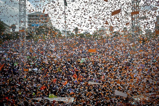 Orange var färgen som användes av Raila Odingas oppositionsparti ODM, efter apelsinen som användes som symbol på valsedlarna under en folkomröstning 2005.