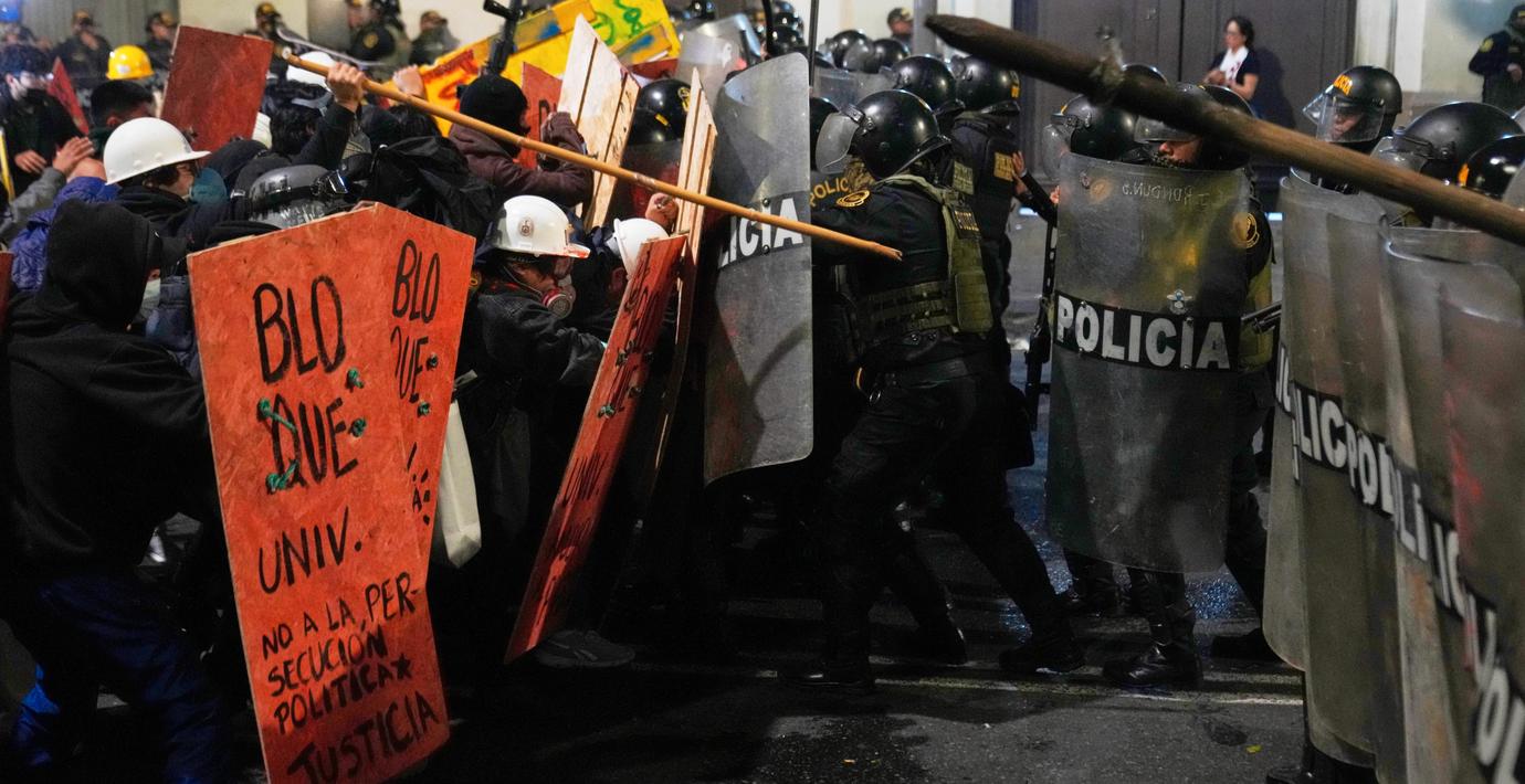 En död och många skadade i stora protester i Peru