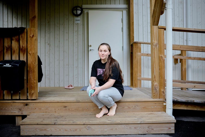 Olena Brizhkova bor i modulhus i Tallkrogen. Hon tycker att hyran är hög, men trivs bra i området.