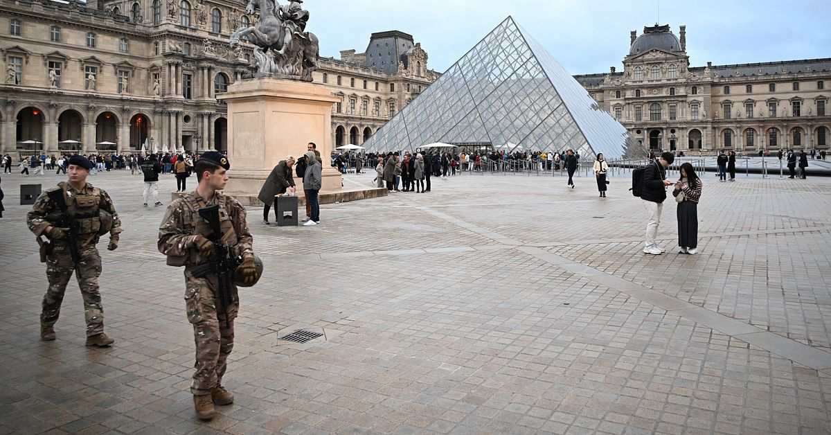 Louvren öppnar igen efter juvelstölden – chefen grillas i senaten