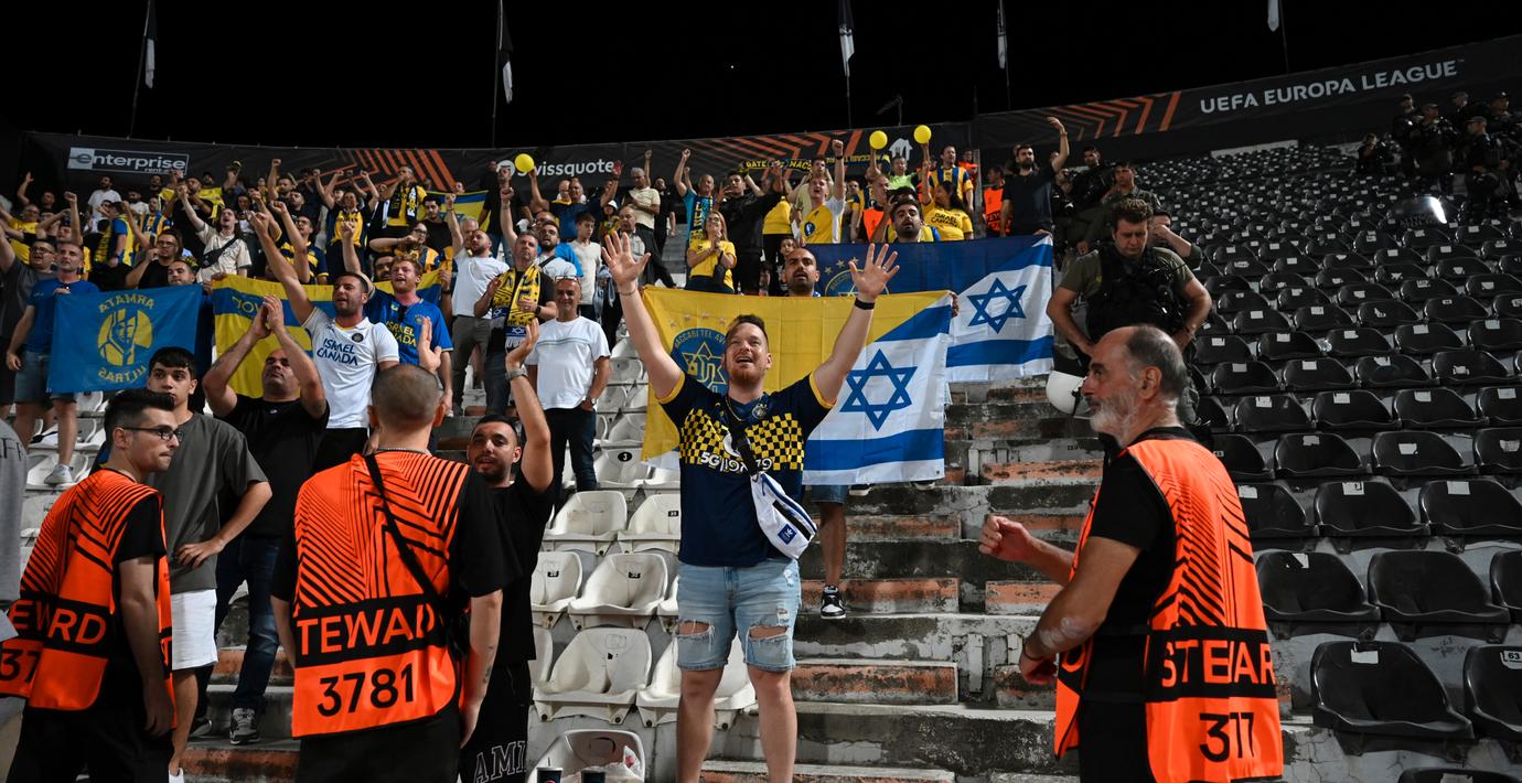 Brittisk polis portar de israeliska supportrarna