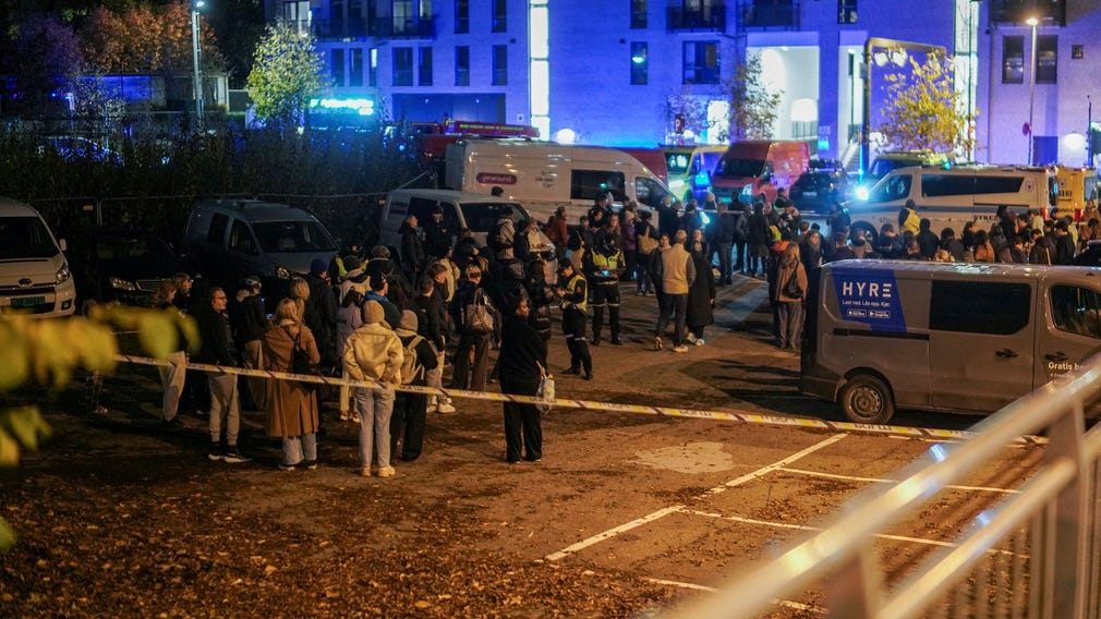 Hundratals personer har tvingats evakuera, och samlades efteråt på en parkeringsplats.