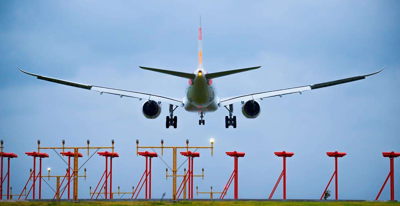 Efterlyst dömd gängman gripen på Arlanda