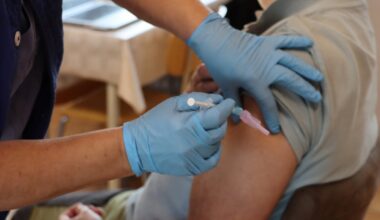 Hur ska man hinna bli vaccinerad med så lång kö – Nya Ludvika Tidning