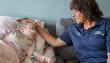 ”Det är inte bara nattsvart” – barnsjuksköterskan Maria Lönn om att vårda svårt sjuka barn i deras hem - VGRfokus