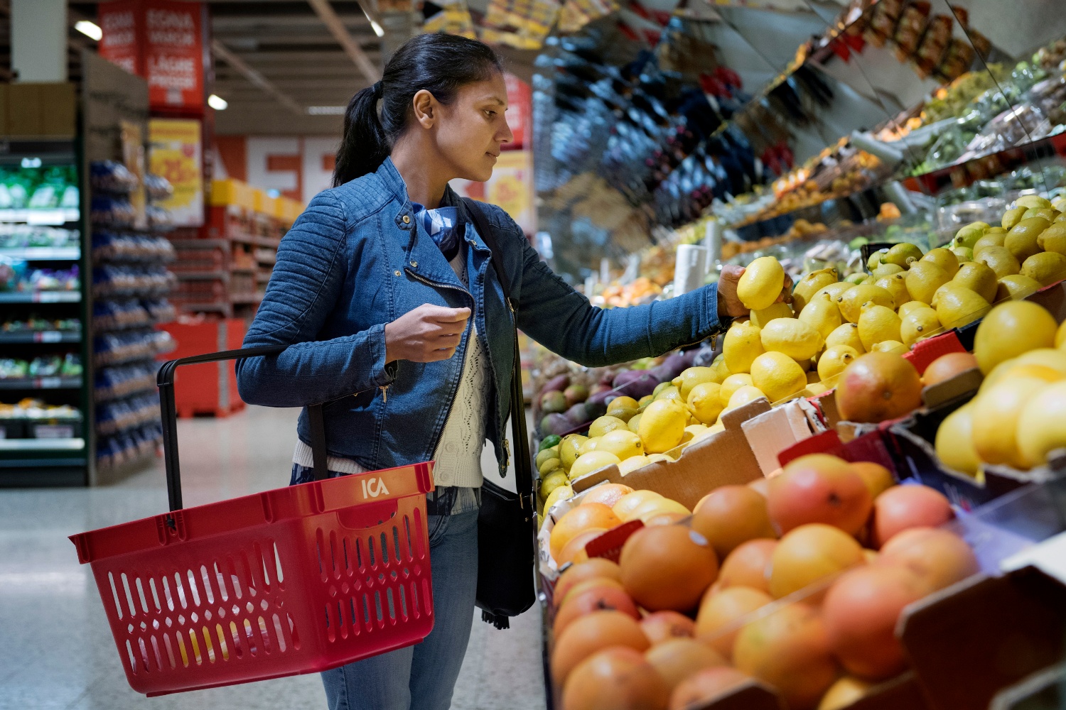 Matpriserna fortsätter att sjunka - främst på frukt och grönt