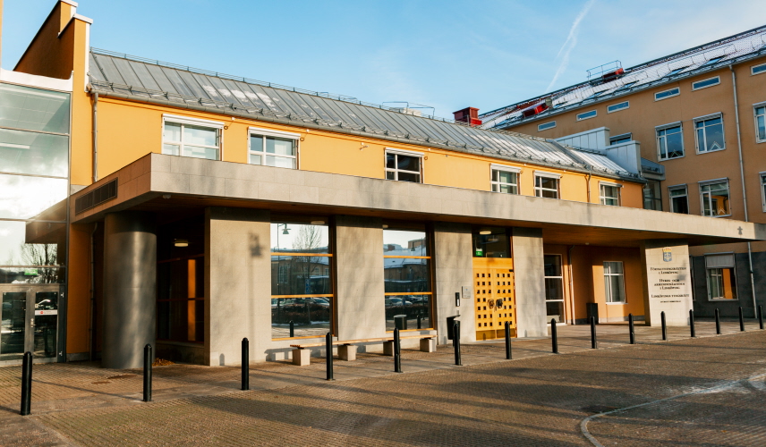 Linköpings tingsrätt har i dag meddelat dom i ett mål rörande mord i stadsdelen Berga i Linköping sommaren 2024.