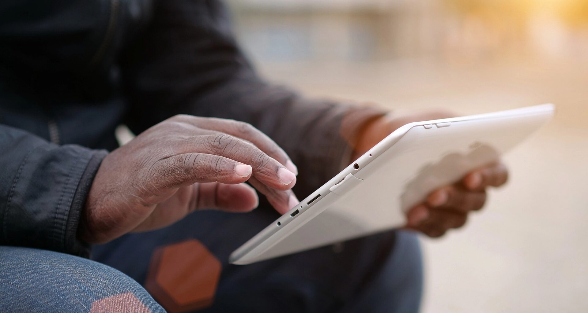 Man använder en läsplatta.