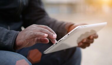 Man använder en läsplatta.