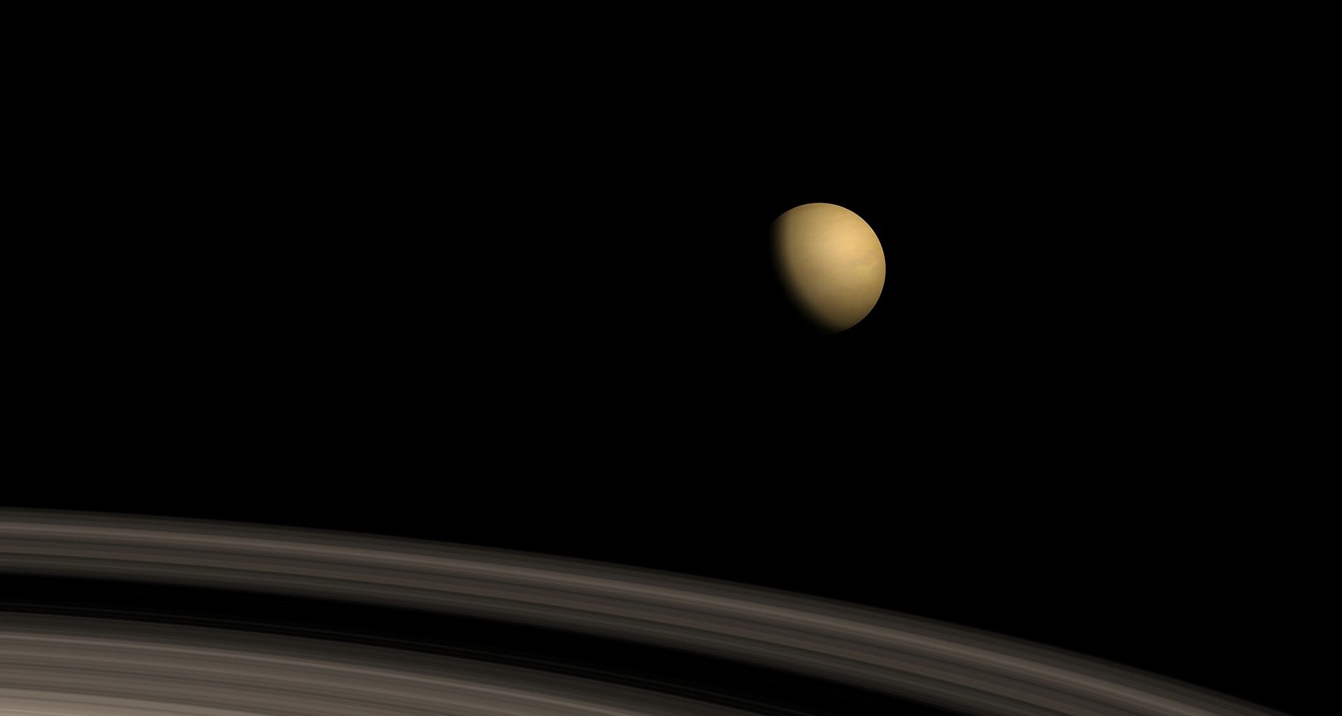 Saturnus ringar och dess måne.