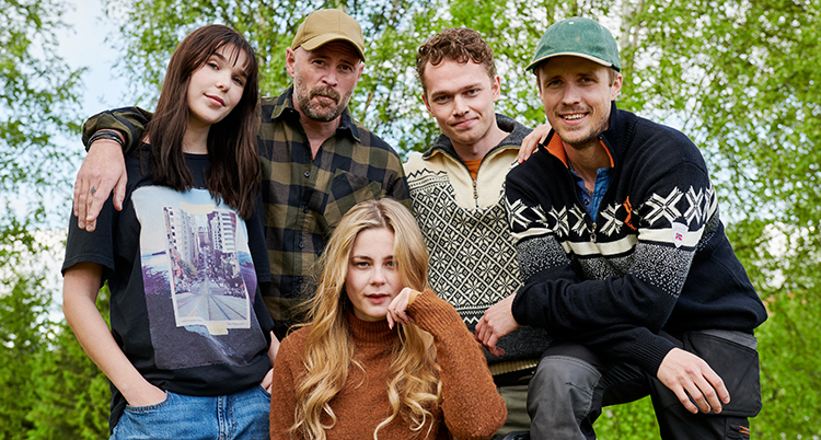 De står samlade i en grupp.