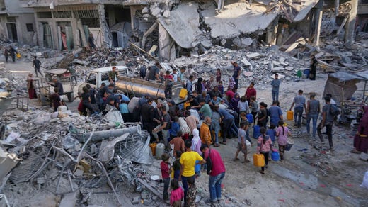 Palestinier hämtar vatten från en lastbil i Gaza stad, den 16:e oktober.