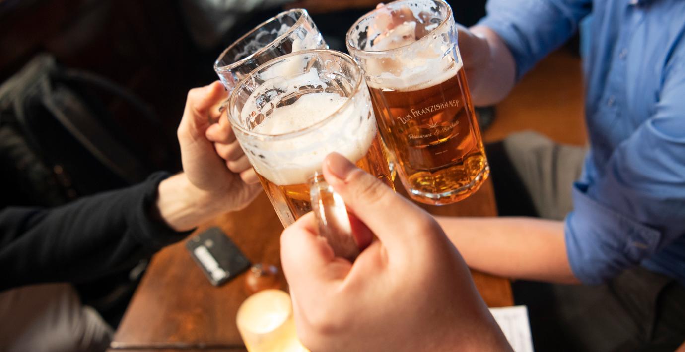 Svenskarna spolar kröken – dricker allt mindre alkohol