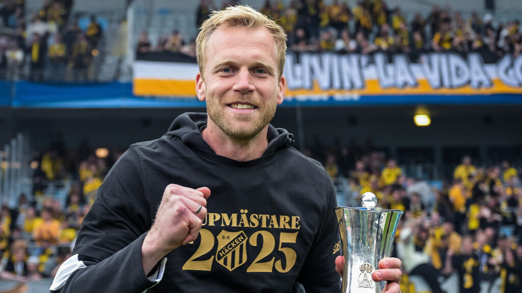 250529 Häckens målvakt Peter Abrahamsson jublar med Gustaf VI Adolfs pokal efter finalen i Svenska Cupen mellan Malmö FF och Häcken den 29 maj 2025 i Malmö.
