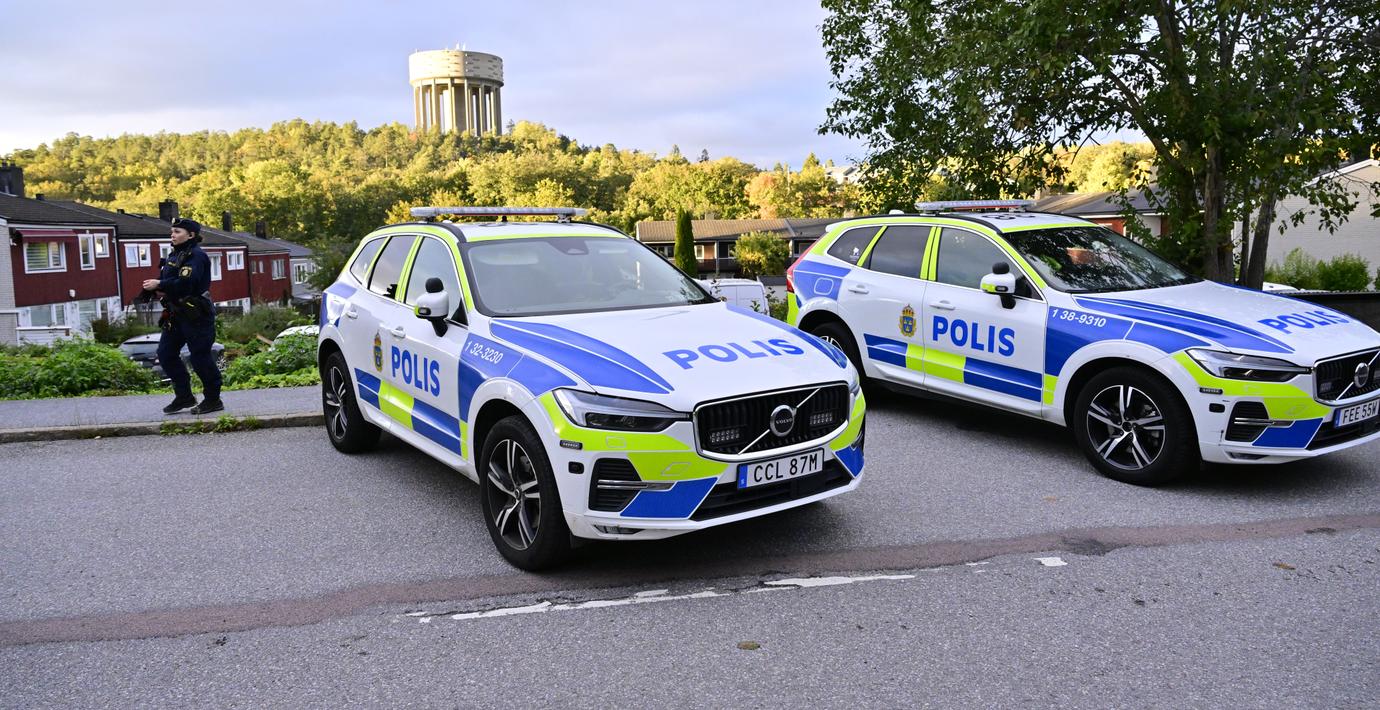 Två anhållna efter misstänkta föremål i Sätra